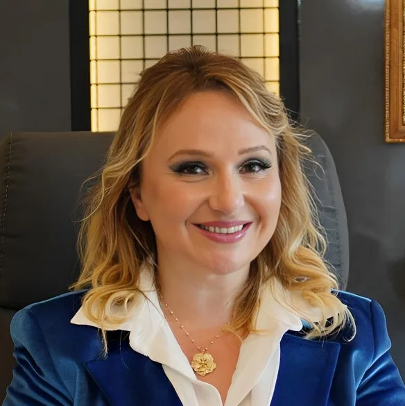 DOÇ. DR. HÜRAY HÜGÜL’E 220 BİNLİK ESTETİK ŞOKU! ADA MERT’İN MAĞDURİYET İDDİASI MAHKEMEDE