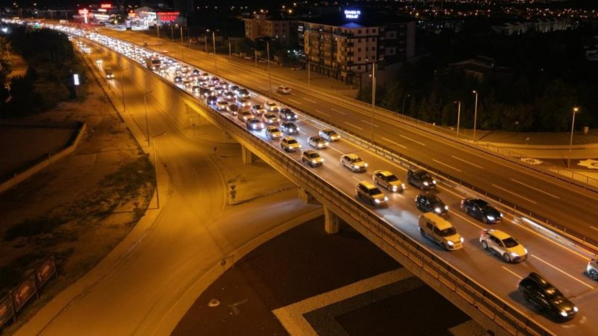 43 ilin geçiş noktası Kırıkkale'de gece saatlerinde yoğunluk tepe yaptı