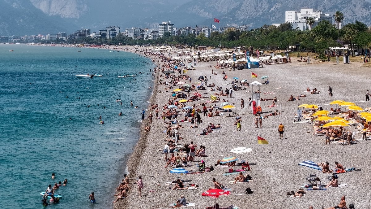 Antalya’da bayram tatilinde kıyılar doldu