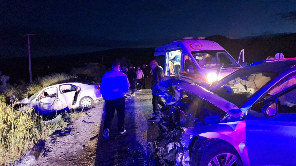 Çorum'da 2 araba çarpıştı: 3'ü ağır 7 yaralı
