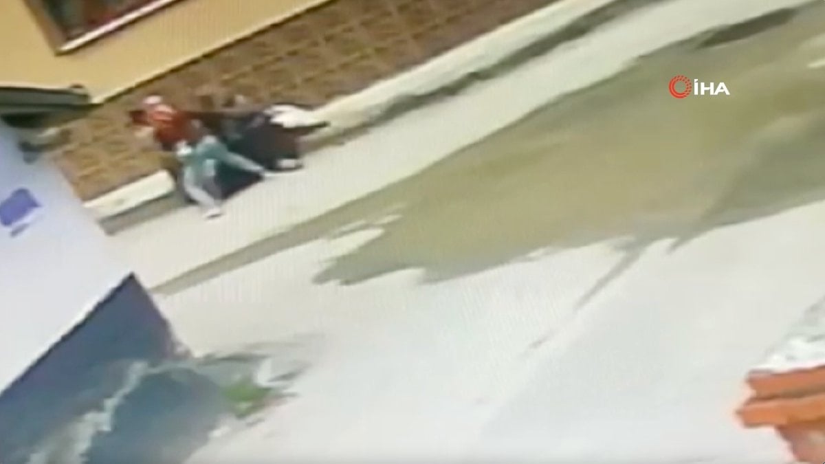 Eskişehir'de bayanın boynundaki 17 çeyrek altını çaldı