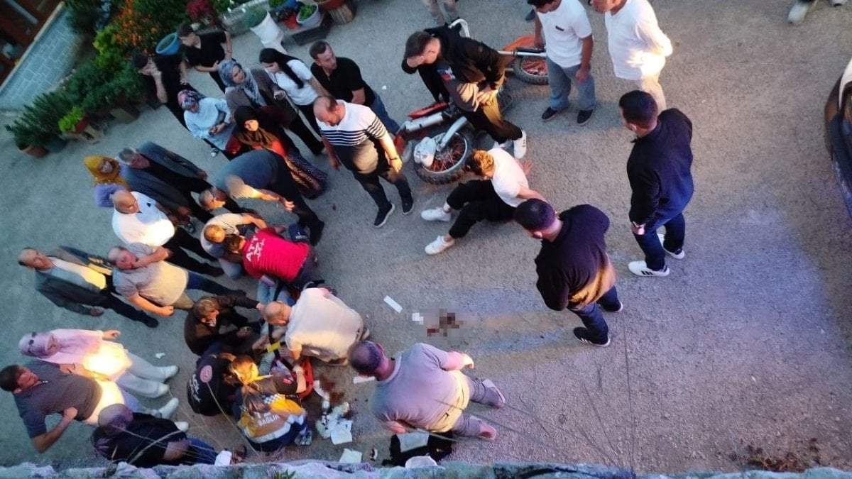Sakarya'da motosikletli, sollama yaparken istinat duvarından düştü