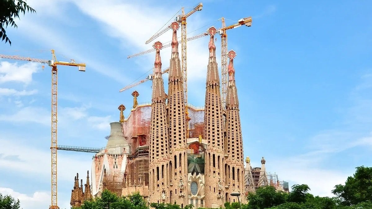 144 yıldır bitmeyen Sagrada Familia'nın bir kısmı açıldı: 10 yıl daha inşaat var