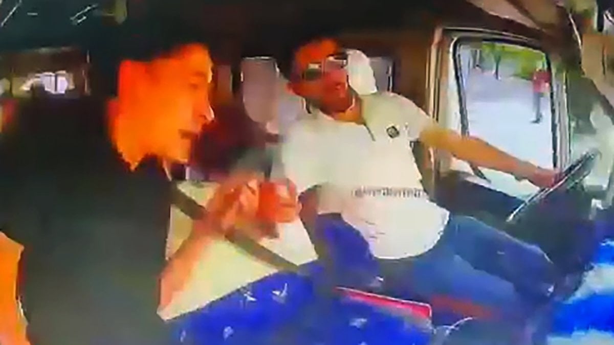 Adana'da uyuyan şoför, yolcuların canını tehlikeye attı