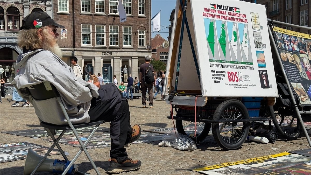 Amsterdam'da 12 yıldır tek başına Filistin gösterisi