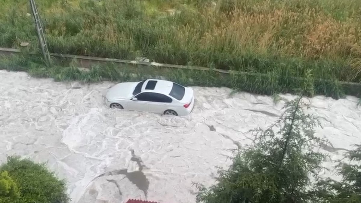 Ankara'da dolu ve sağanak hayatı olumsuz etkiledi