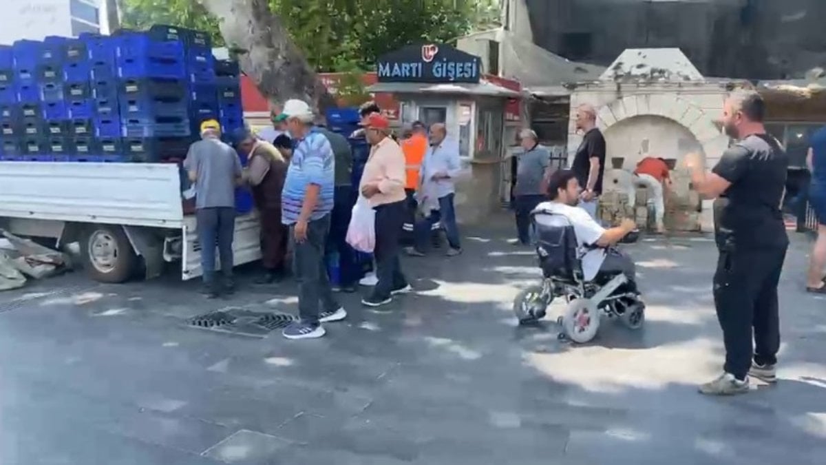 Antalya'da halde alıcı bulamadığı 4 ton domatesi vatandaşlara fiyatsız dağıttı