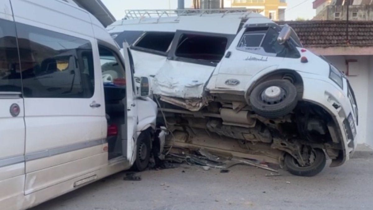 Antalya'da tarım emekçilerini taşıyan minibüsler çarpıştı: 5 yaralı