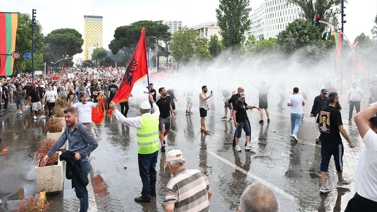 Arnavutluk'ta turizm projesini protesto edenlere tazyikli suyla müdahale edildi