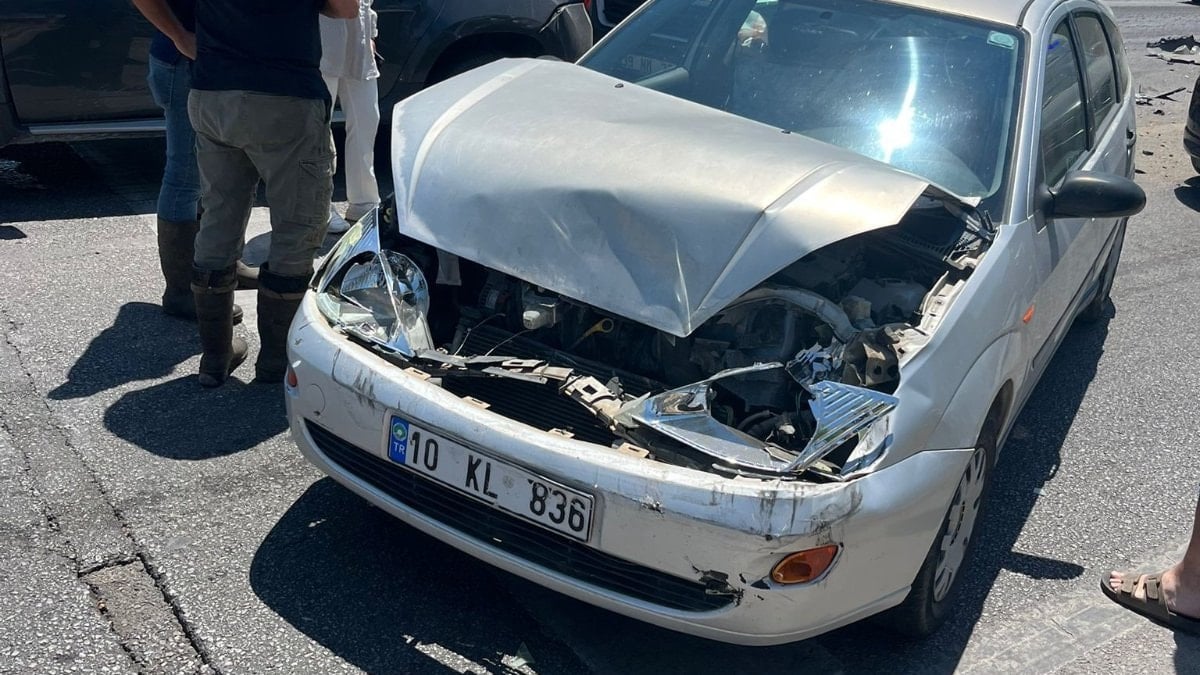 Balıkesir'de 6 araç zincirleme kaza yaptı; 2 yaralı