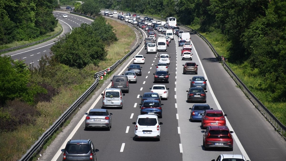 Bolu ve Düzce’de dönüş seyahatleri nedeniyle oluşan yoğunluk objektiflere yansıdı