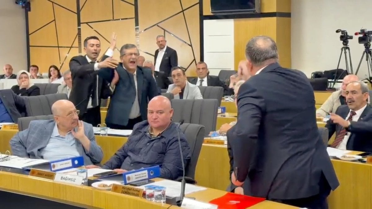 Burcu Köksal'ın AK Parti'ye geçişi sonrası Afyonkarahisar Belediye Meclisi'nde birinci toplantı olaylı geçti