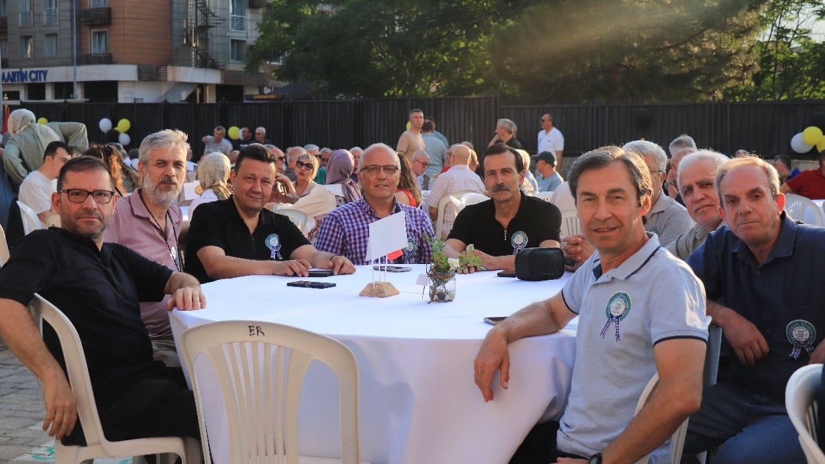 Bursa'da 83 yaşındaki emekli öğretmen, yıllar sonra öğrencileriyle buluştu