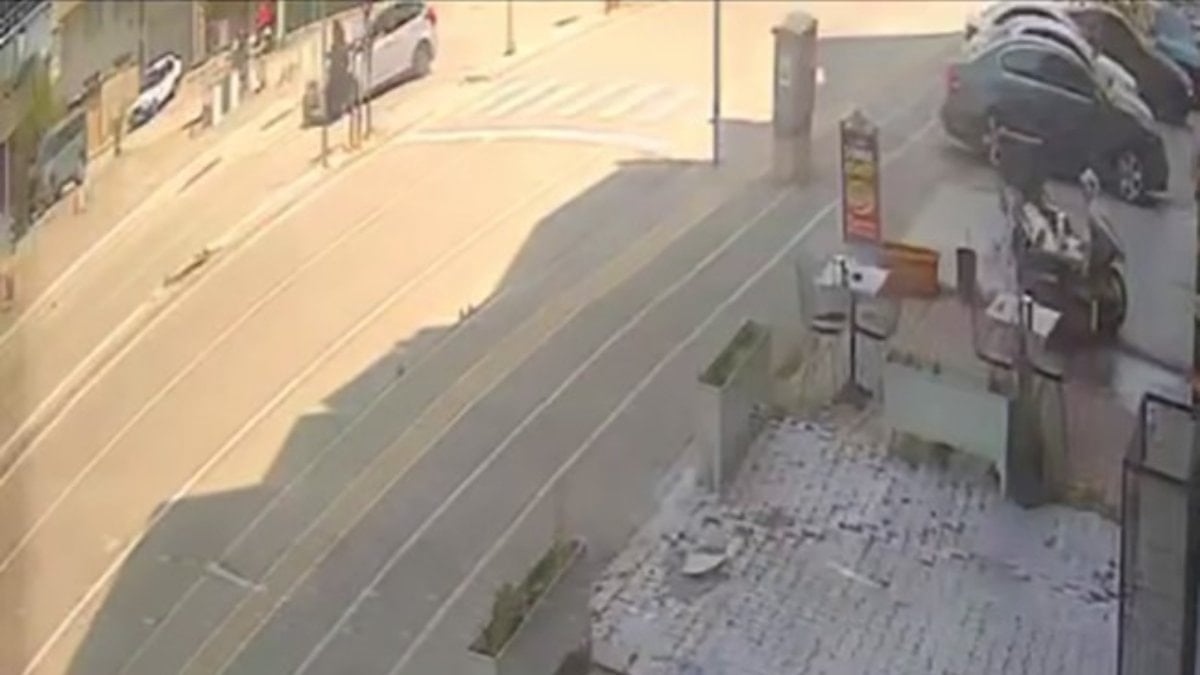 Bursa'da araba, yaya geçidinde kız çocuğuna çarptı