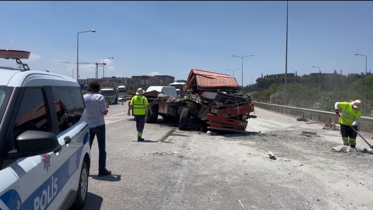 Bursa'da tır arızalanan kamyona çarptı: Şoför hayatını kaybetti
