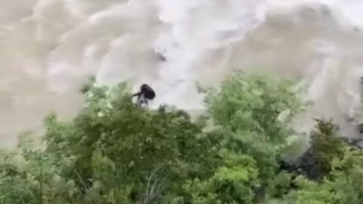 Çoruh'a uçan arabadaki baba ve oğlu aranıyor