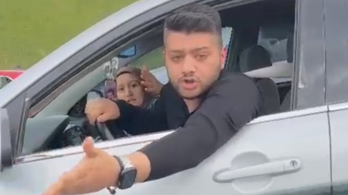 Eyüpsultan’da trafikte 'önüme kırdın' hengamesi: Araçtan inip bayan şoföre saldırdı