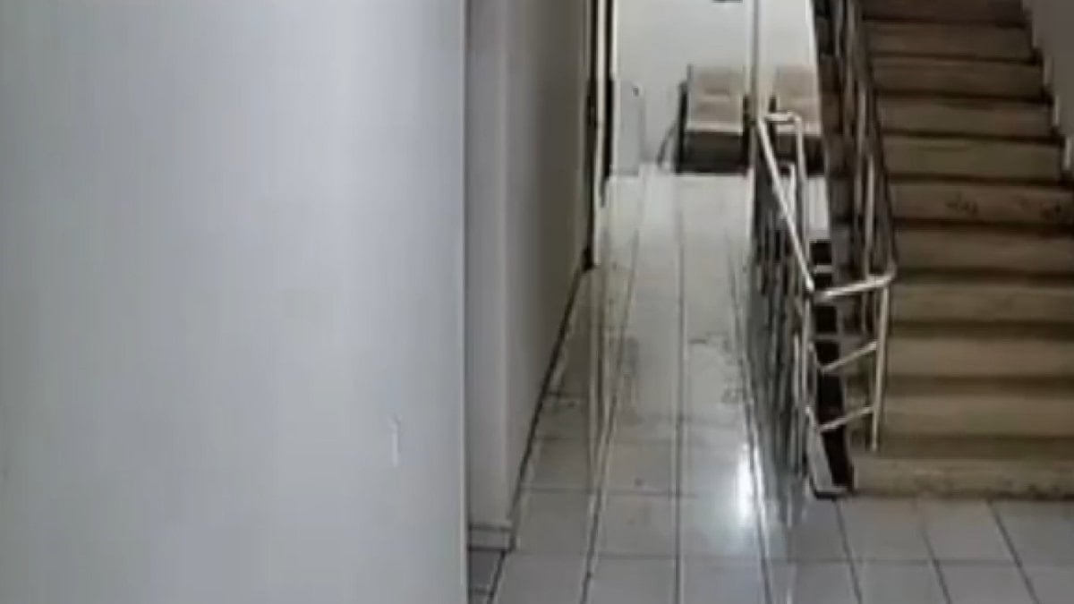 Gaziantep'te 4.6'lık zelzele anına ait kamera kayıtları