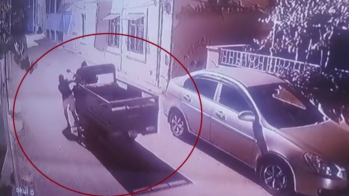 Hatay'da esnafın motosikletini çalan hırsızlar kamerada