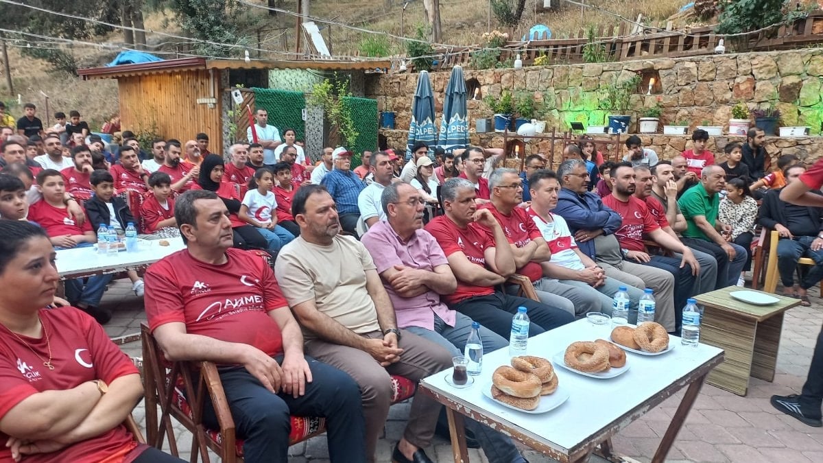 Hatay'da ulusal maç heyecanı yağmura karşın sürdü