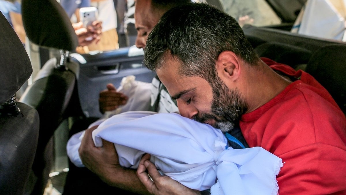 İsrail'in Gazze'de mülteci kampına düzenlediği akında 3 kişi hayatını kaybetti