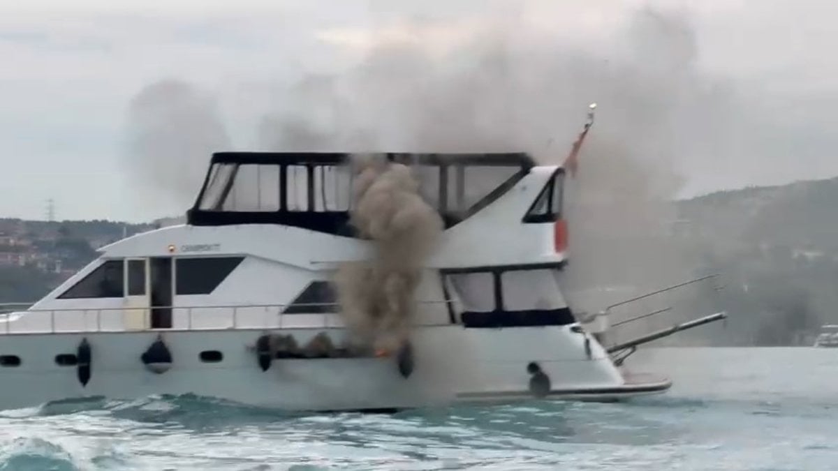 İstanbul Bebek kıyısı açıklarında bir teknede yangın çıktı