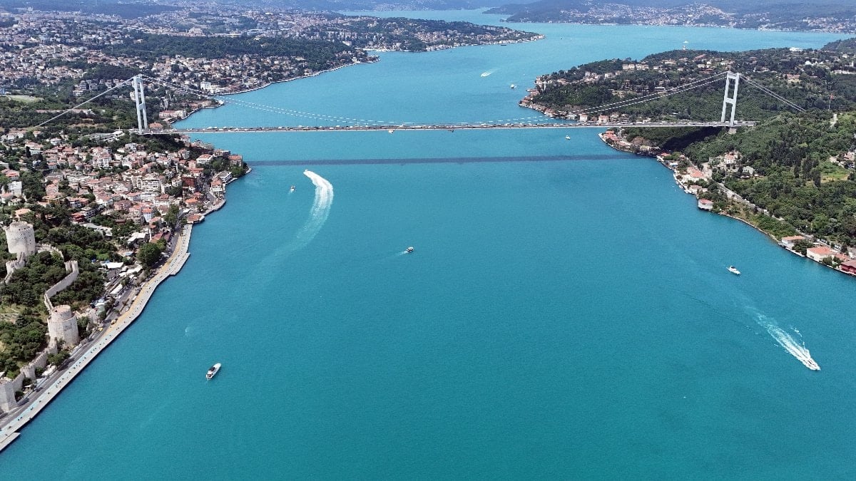 İstanbul Boğazı'nın turkuaz görünümü tabloya dönüştü