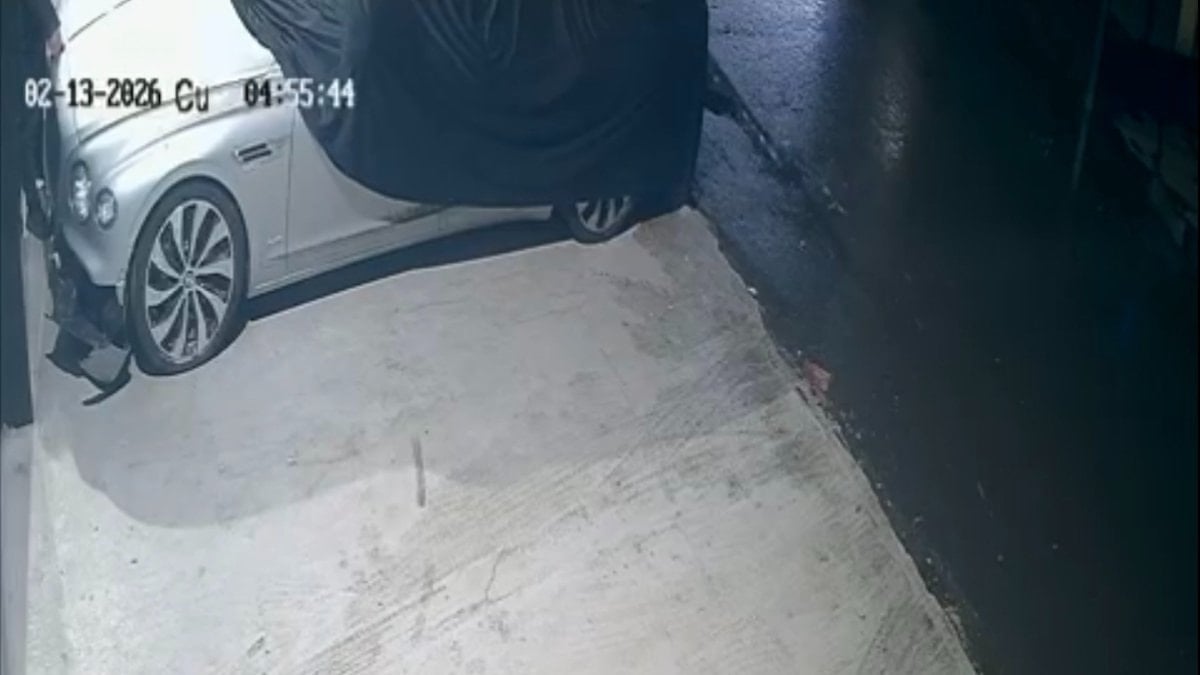 İstanbul'da lüks arabanın 400 bin liralık altın amblemini çaldı: Şüpheliyle birebir kıyafeti giymişiz
