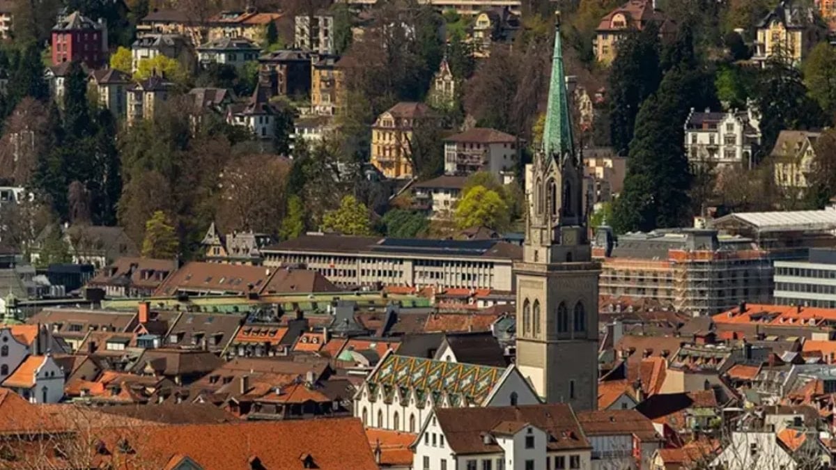 İsviçre'nin St. Gallen kantonunda öğretmenlere başörtüsü yasağının önünü açacak önerge kabul edildi