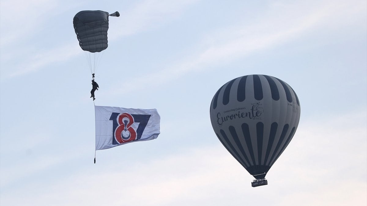 Kapadokya semalarında nefes kesen şov: JÖAK timi sıcak hava balonundan atladı
