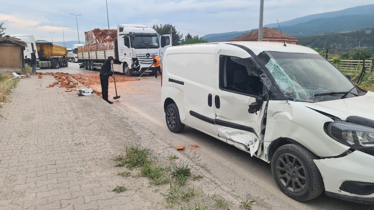 Karabük’te tır ile kamyonet çarpıştı: Facia kıl hissesi atlatıldı