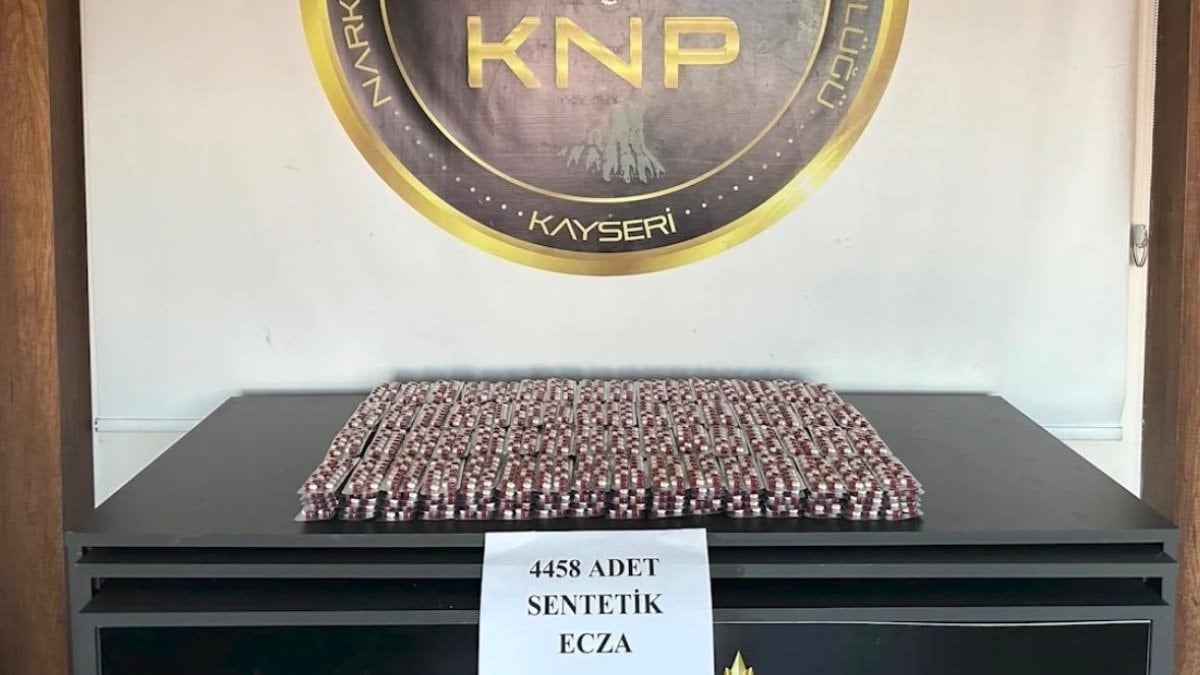 Kayseri’de aracın bagajından 4 bin 458 adet uyuşturucu hap çıktı