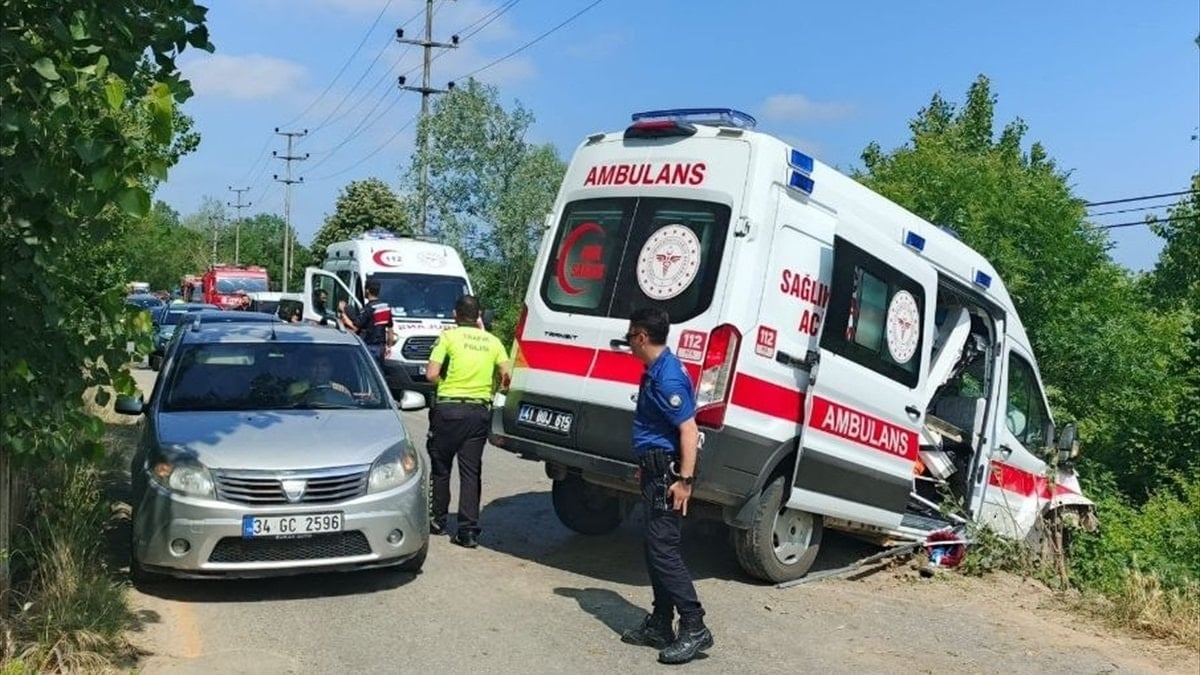 Kocaeli'de ambulans kazası: Hasta ve 2 sıhhat çalışanı yaralandı