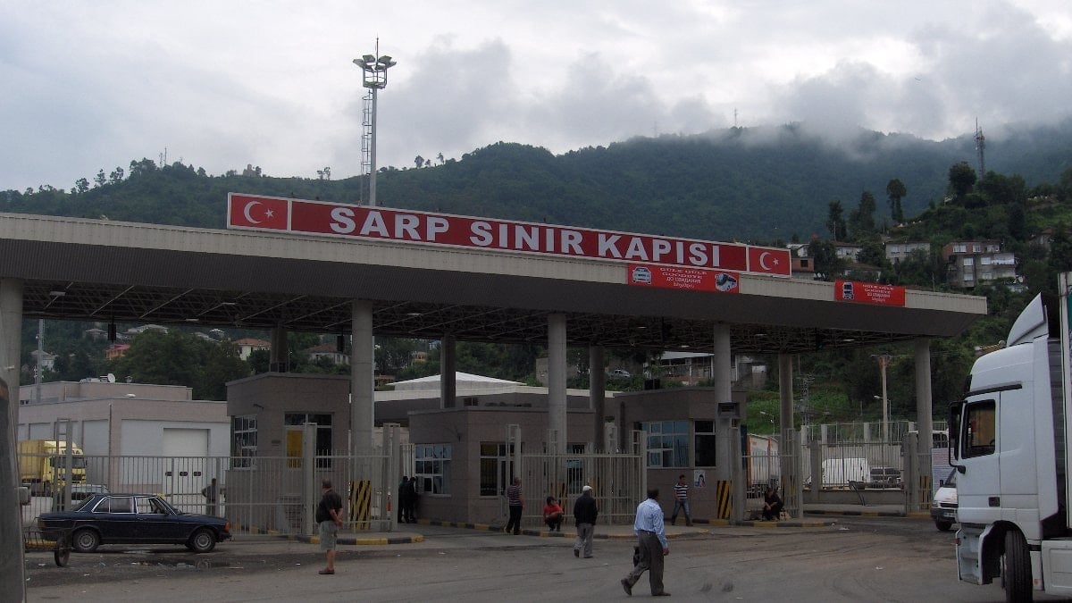 Kurban Bayramı hareketliliği: Sarp Hudut Kapısı'ndan 185 bini aşkın yolcu geçti
