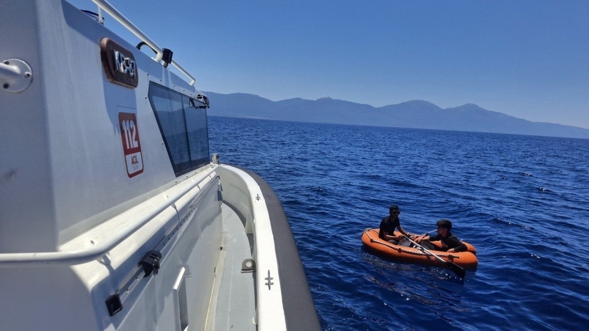Kuşadası'da lastik botta 2 sistemsiz göçmen yakalandı