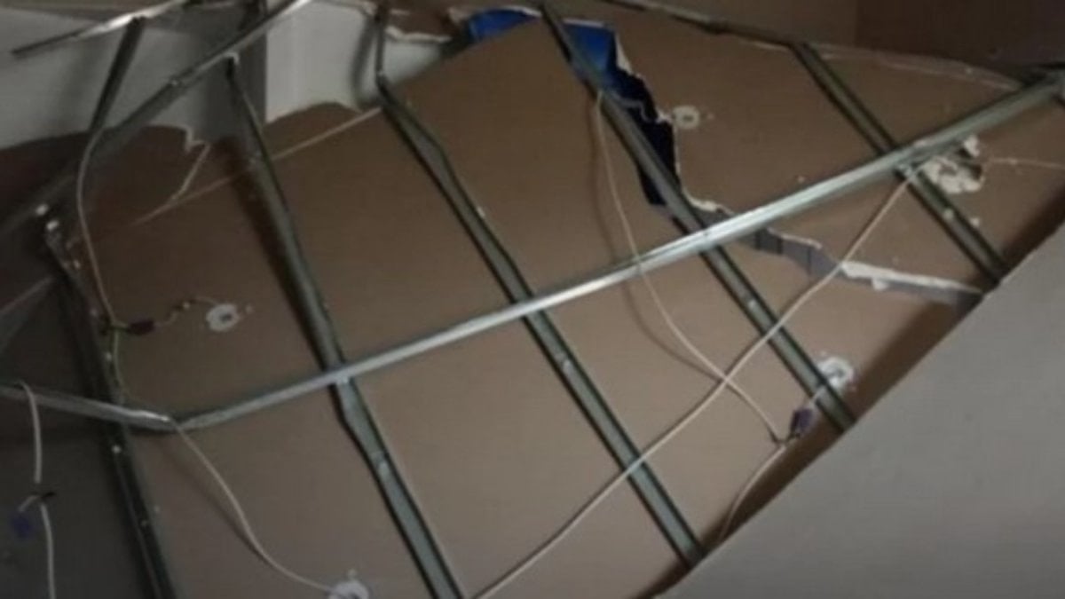 Manisa'da konutun asma tavanı çöktü: 3 yaralı