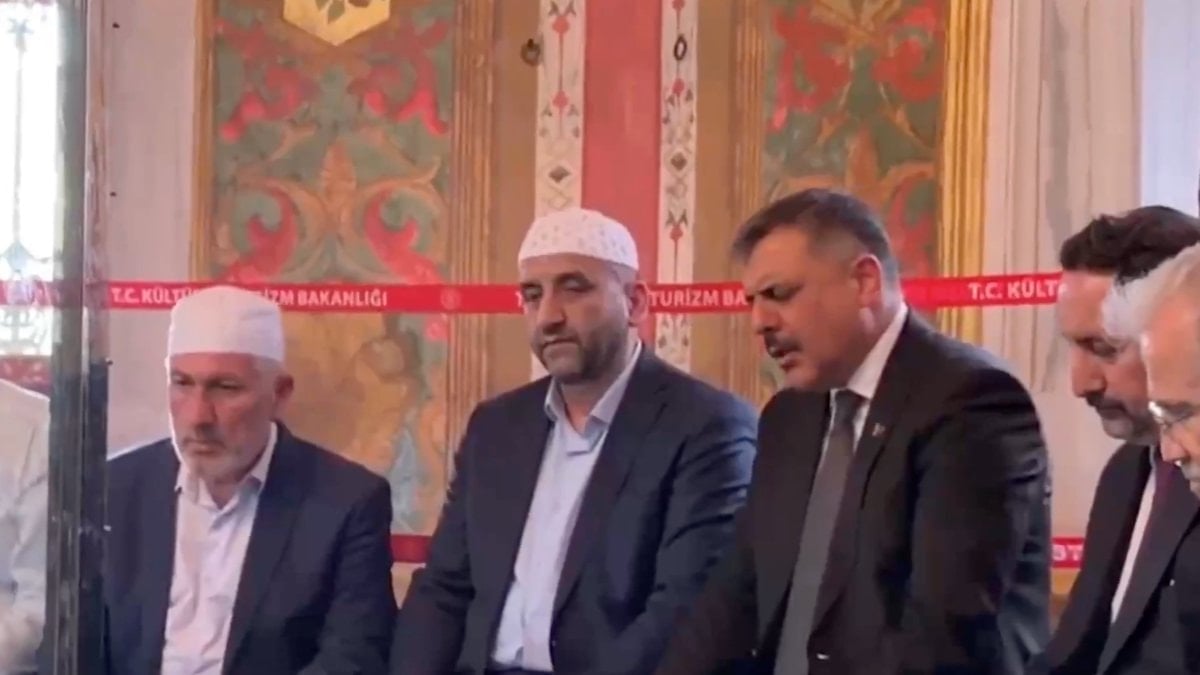 Mustafa Çiftçi'den Fatih Sultan Mehmed'in türbesinde Kur’an tilaveti