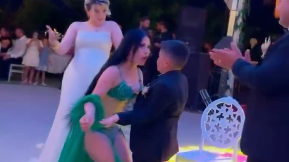 Oğullarının sünnet düğününe dansöz çağıran aile reaksiyon çekti