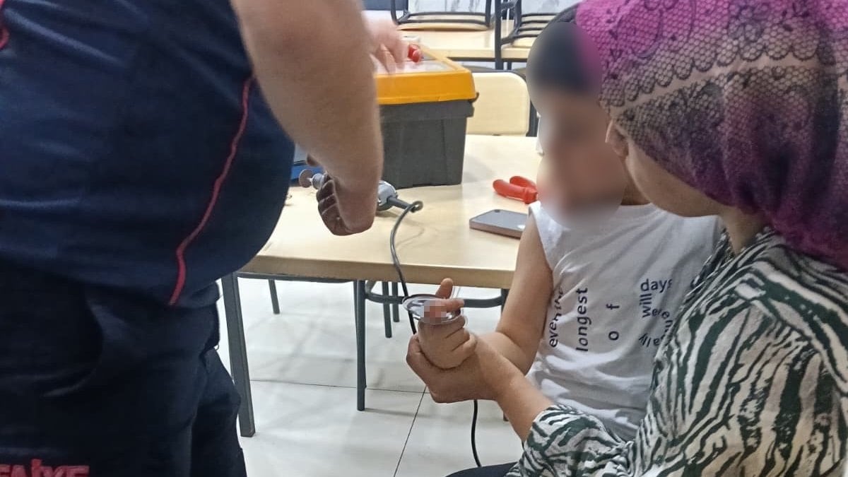 Osmaniye’de küçük çocuğun parmağı duş başlığına sıkıştı: İtfaiye kurtardı
