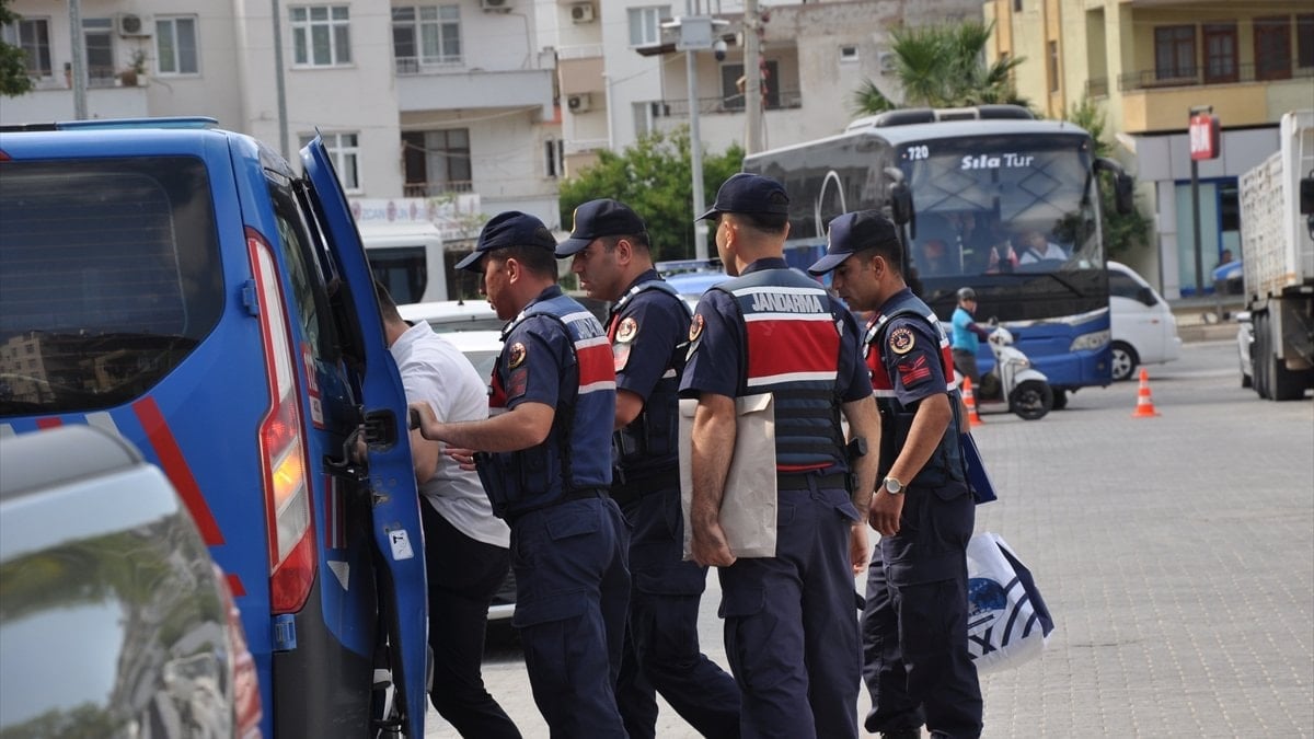 Silifke Belediyesi operasyonunda belediye lider yardımcısı da gözaltına alındı