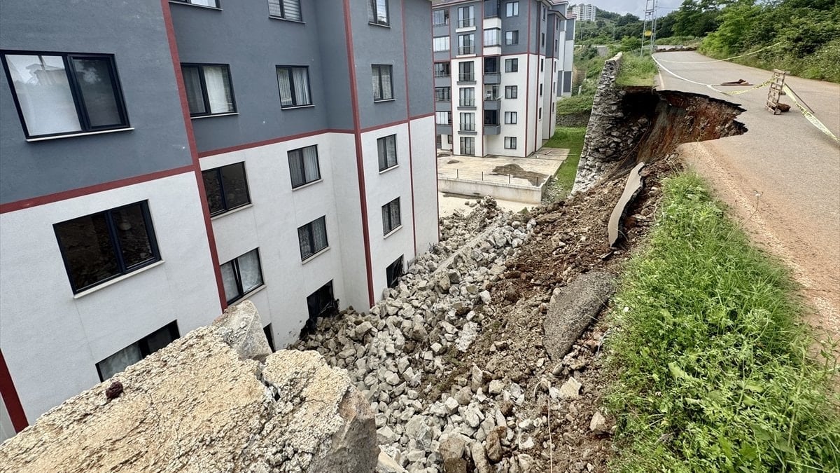 Trabzon'da istinat duvarı çöktü: 2 daire hasar aldı