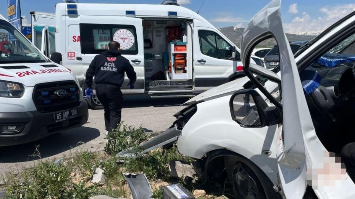 Van'da iki araba çarpıştı: 4 meyyit 2 yaralı
