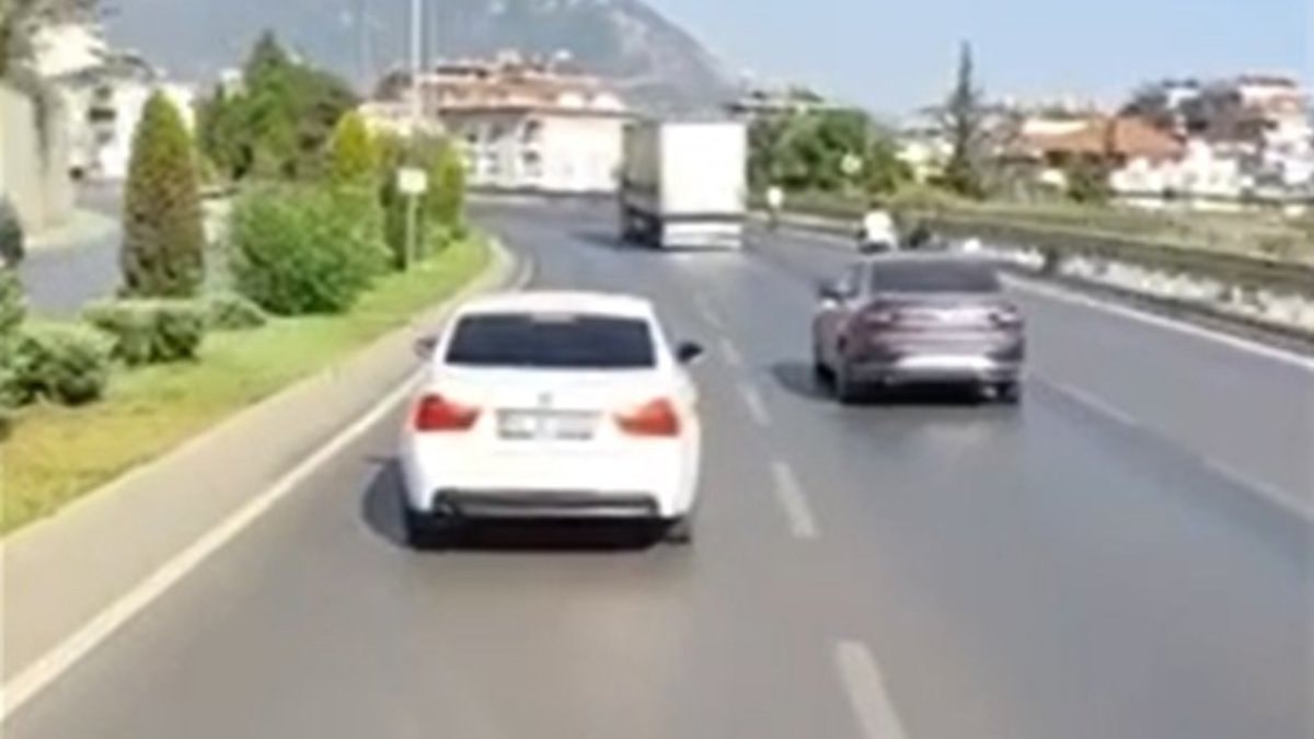 Antalya'da itfaiyeye yol vermeyen şoföre ceza uygulandı: Arabası trafikten menedildi