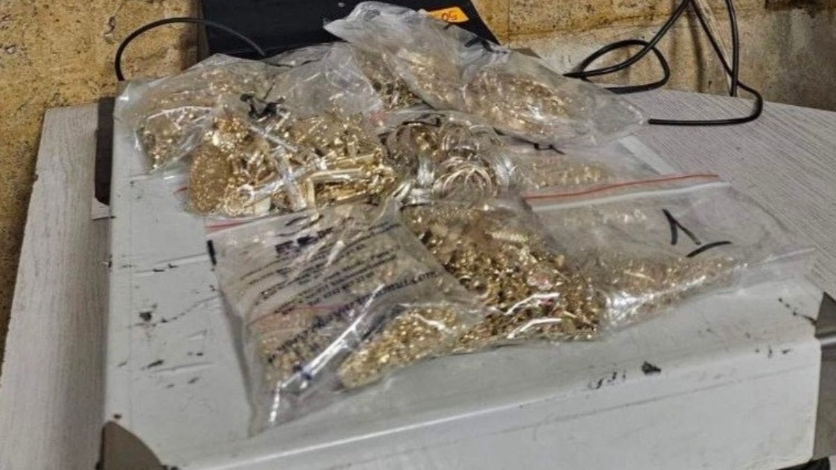 Beyan edilmeyen 395,49 gram altın takılar gümrüğe takıldı