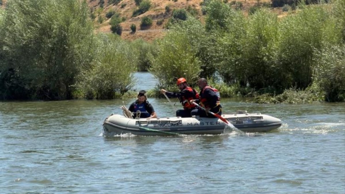 Bingöl'de baraj kapakları açılınca ırmak ortasında mahsur kaldı