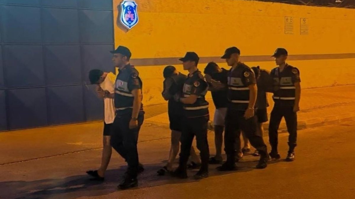Kızkalesi’nde kimlik denetimi sırasında polis noktasına ziyan veren 4 kuşkulu tutuklandı