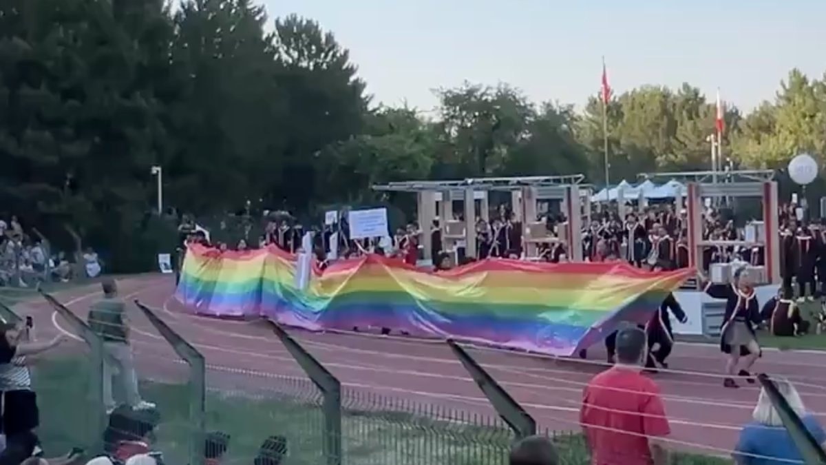 ODTÜ mezuniyet merasiminde LGBT bayrağı açıldı