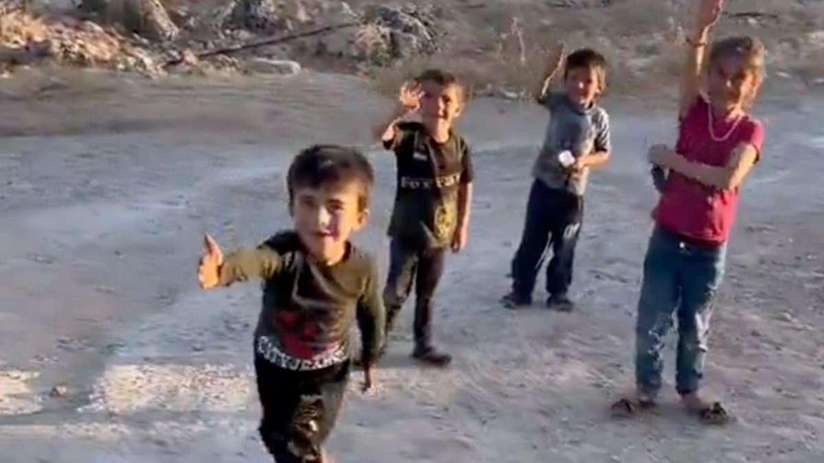 Suriye’de Türk askerini gören çocukların sevinç anları