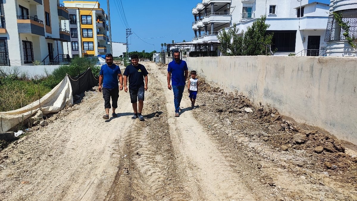 Adana’da altyapı zahmeti: Vatandaşlar para toplayıp ASKİ’nin yapmadığı kanalizasyonu döşedi