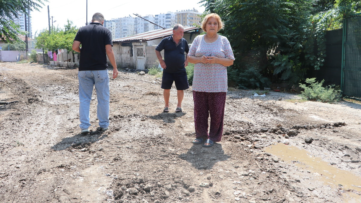 Adana'da belediye isyanı: Bakımsız yollar ve berbat koku vatandaşları sokağa döktü